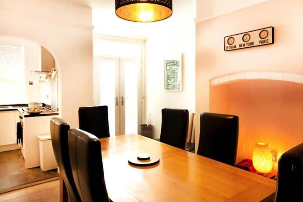 Sunny Seaside Beach House Lytham Centre Sleeps 8 Lytham St Annes Bagian luar foto