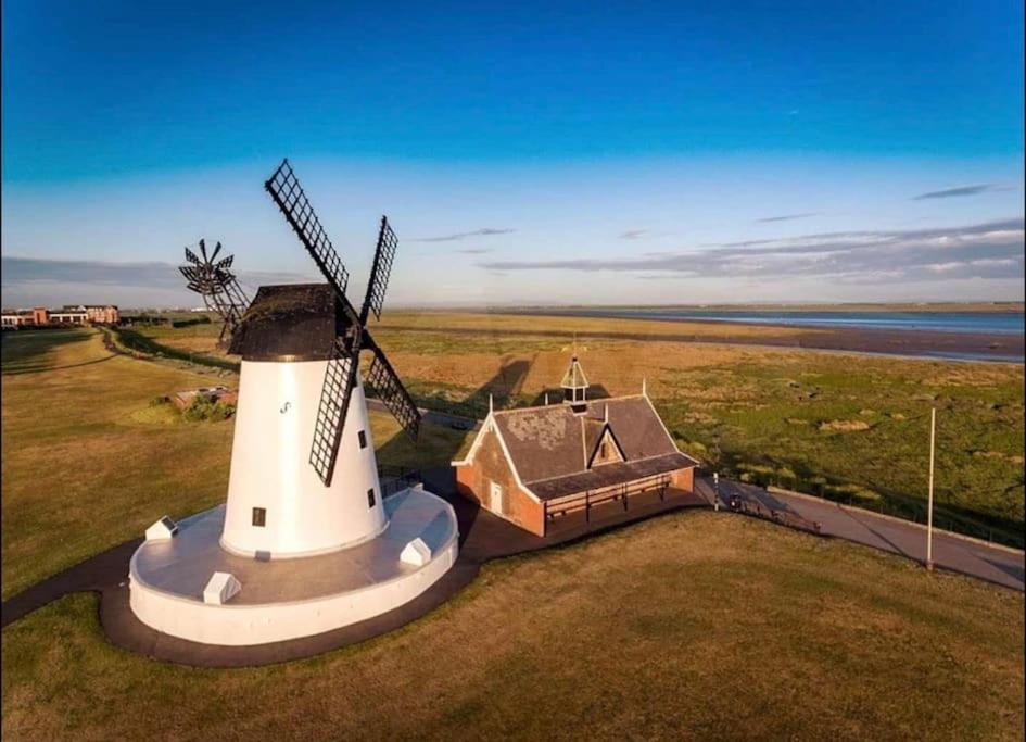 Sunny Seaside Beach House Lytham Centre Sleeps 8 Lytham St Annes Bagian luar foto
